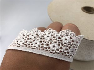 Blondekant - elastisk i smuk offwhite med blankt skær, ca 3,5 cm